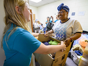 Georgia Southern student volunteer helps a new Georgia Southern student during freshman move in.