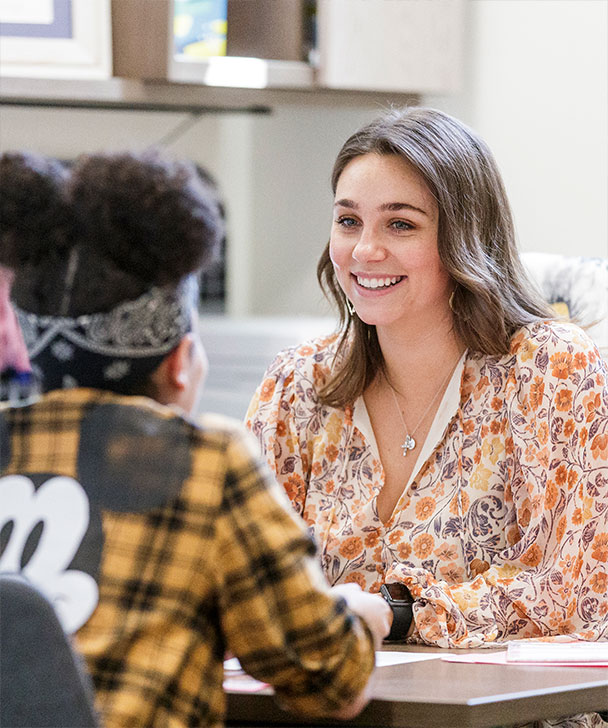 An advisor meets with a Georgia Southern College of Behavioral and Social Sciences student