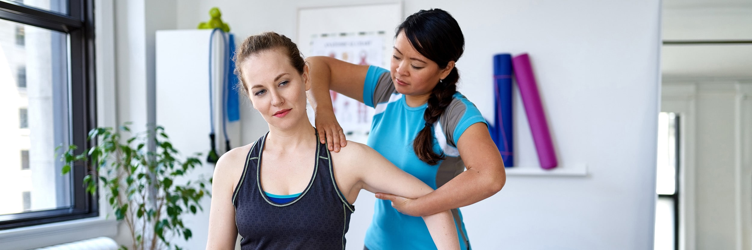 A Georgia Southern DPT student practices a passive treatment on a patient.